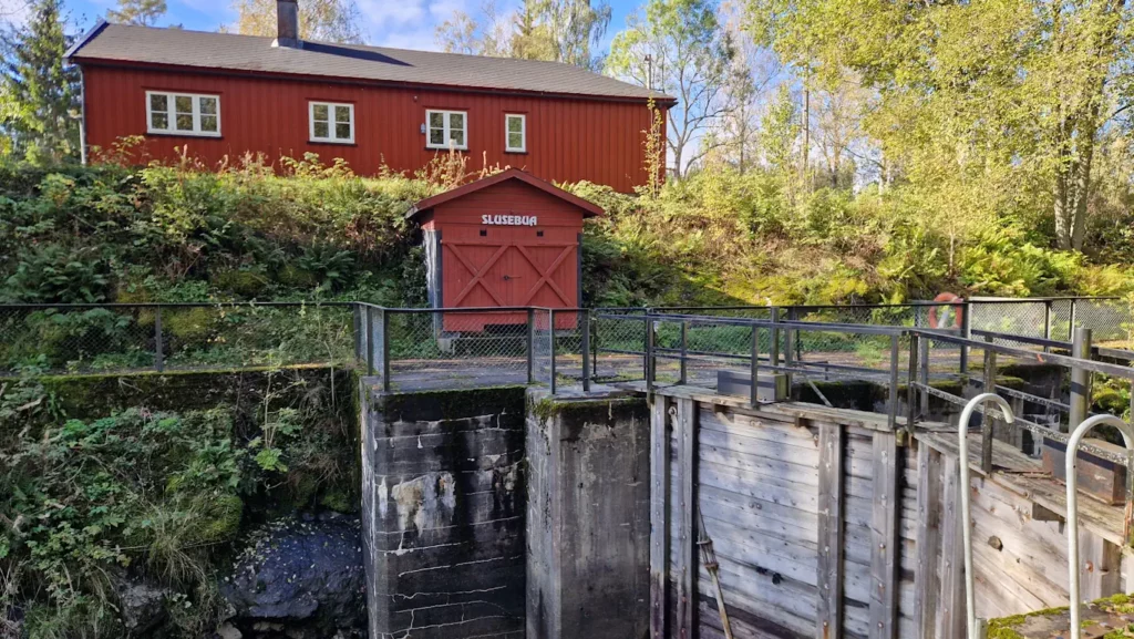 Slusebua ved Svanfoss sluse
