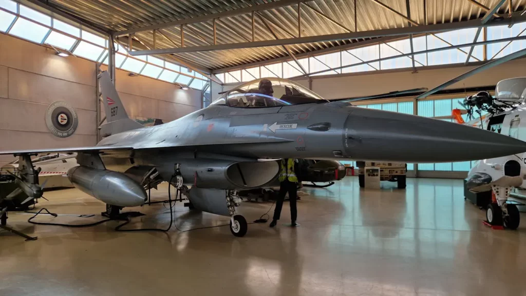 General Dynamics F-16 Fighting Falcon nr. 687 på Flysamlingen