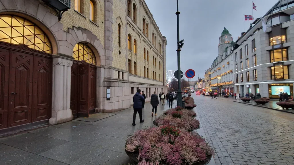 Stortingets inngang til publikumsgalleriet i Karl Johans gate
