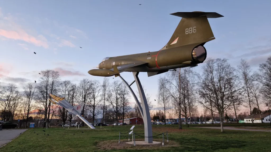 Starfighter CF-104 og Northrop F-5B Freedom Fighter står portvakt utenfor Flysamlingen