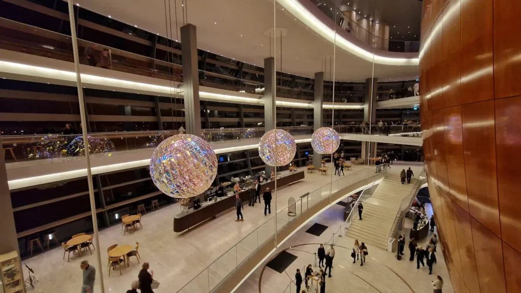 Lysekronene i foajéen i Operaen på Holmen