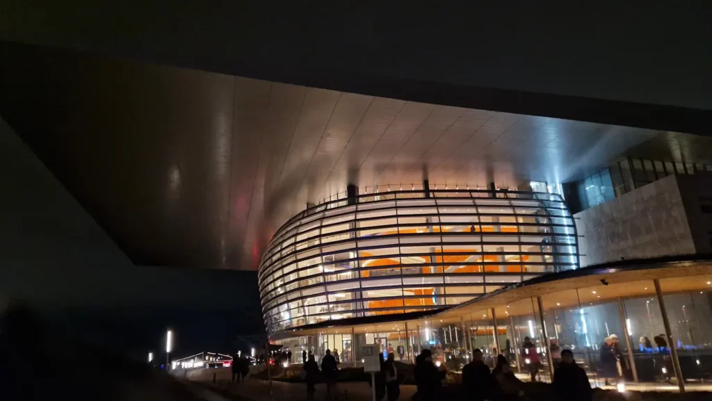Den nye Operaen på Holmen i København by night
