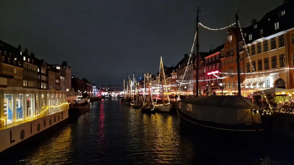 Nyhavn i København by night