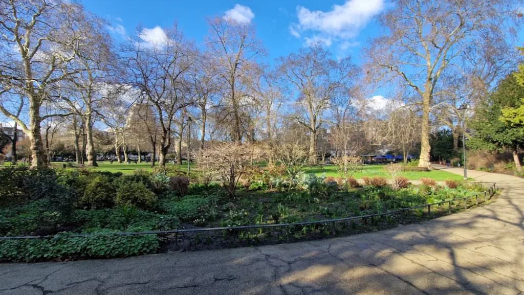 Russell Square og The Senate House of the University of London