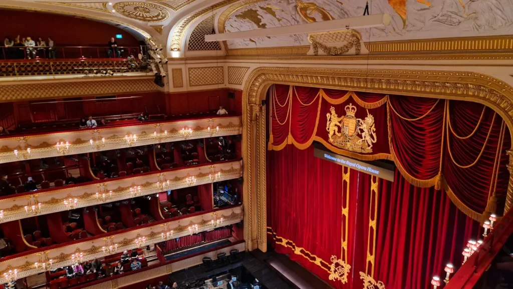 Vendt mot scenen fra amfiteateret i Royal Opera House