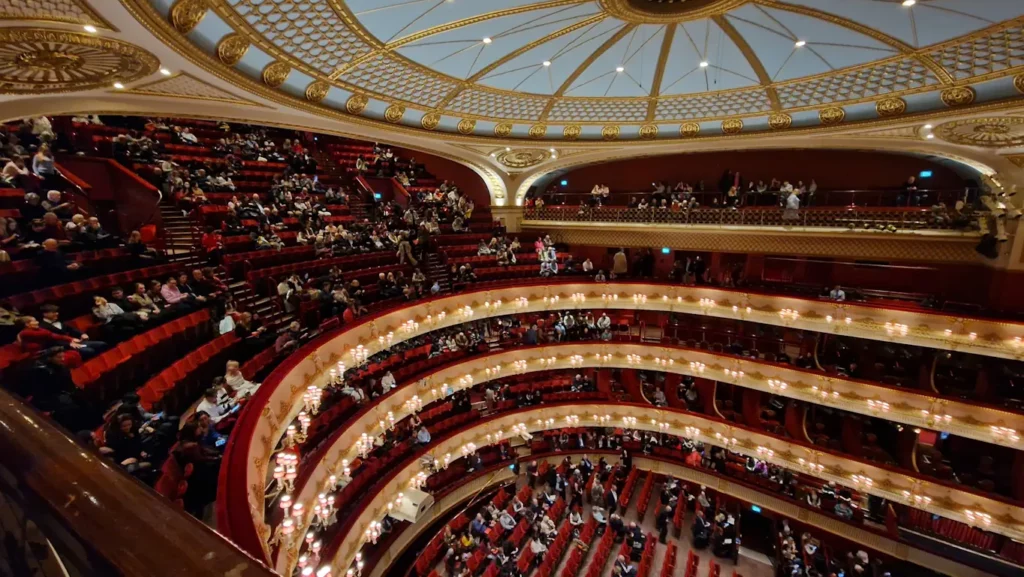 Auditoriet i Royal Opera House, scenen til høyre