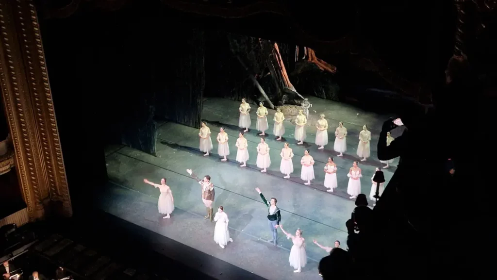 Royal Ballet mottar applaus for Giselle