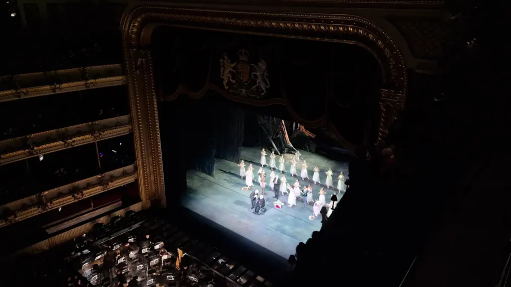 Royal Ballet mottar applaus for Giselle sammen med Sir Peter Wright i rullestol