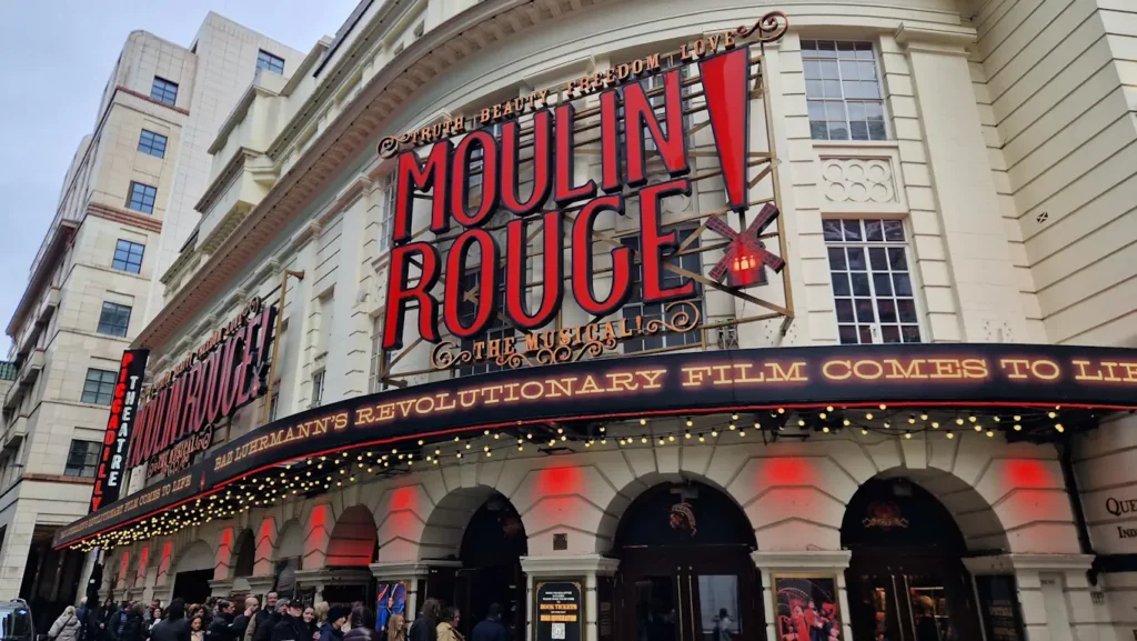 Piccadilly Theatre i krysset Denman St og Sherwood St.