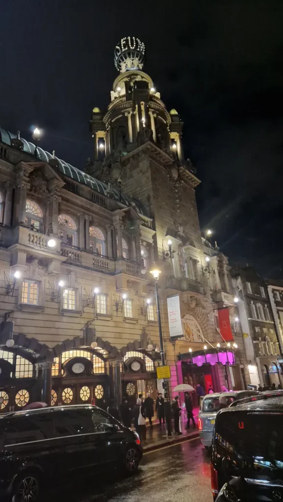 London Coliseum opplyst om kvelden