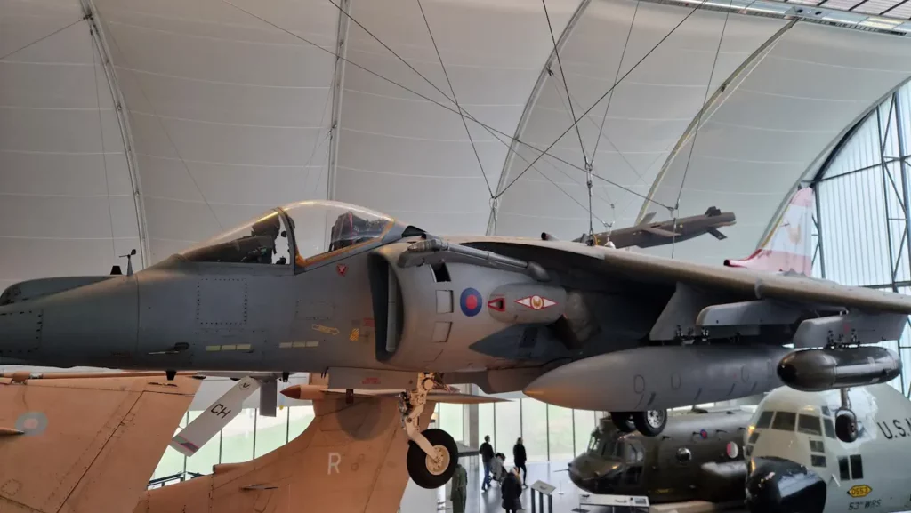 AV-8B Harrier II hengende fra taket på RAF Museum