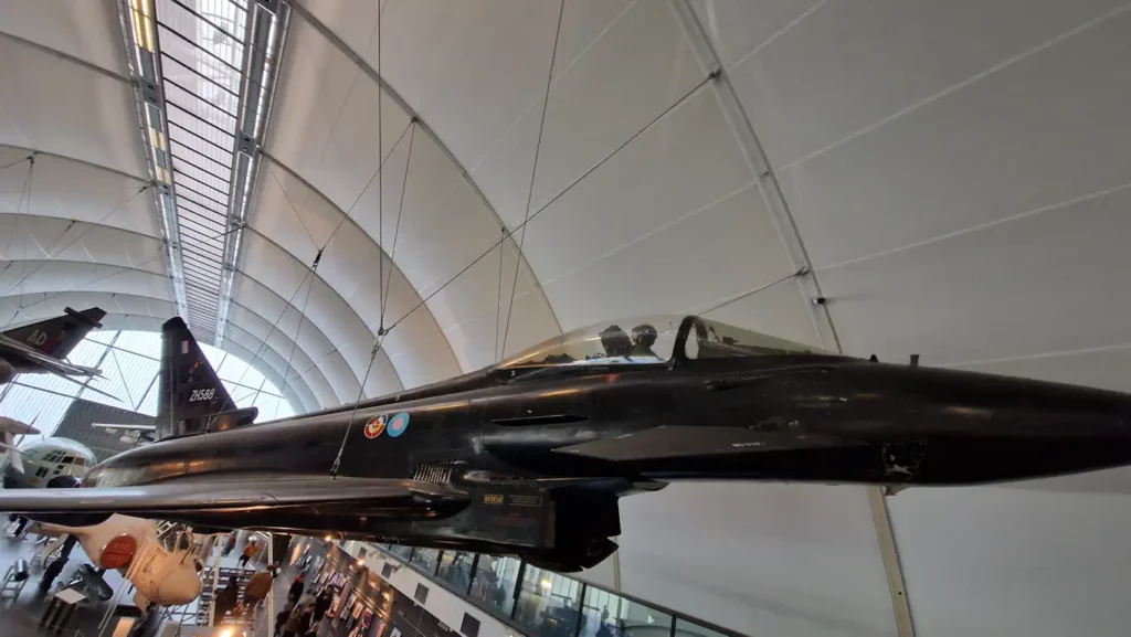 Prototypen av Eurofighter Typhoon hengende fra taket i RAF Museum