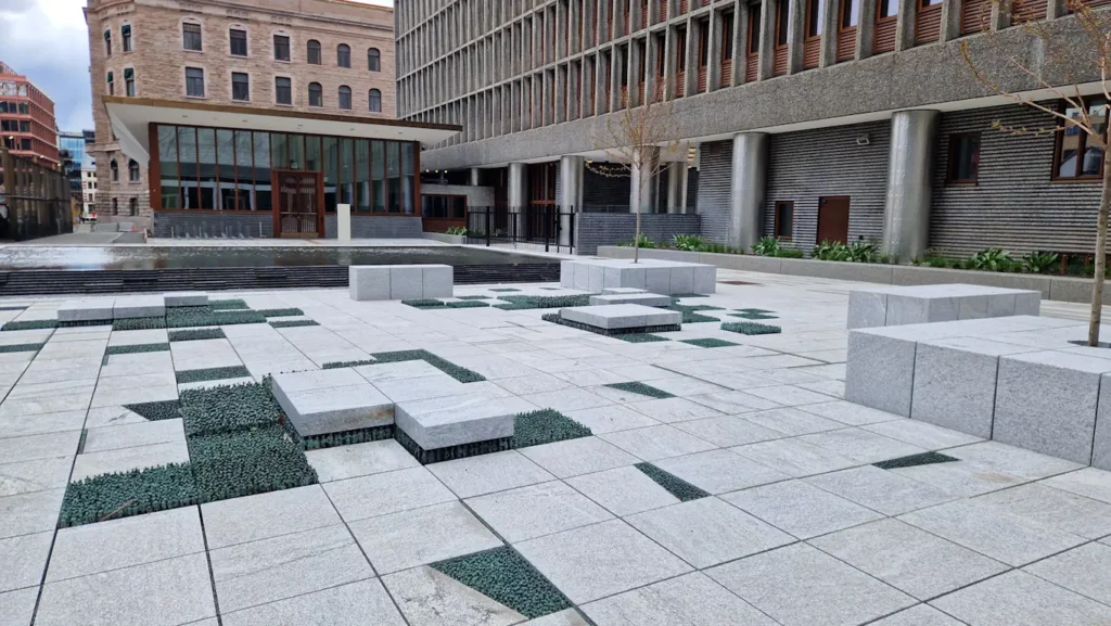 Grass Roots Square av Do Ho Suh på Einar Gerhardsens plass