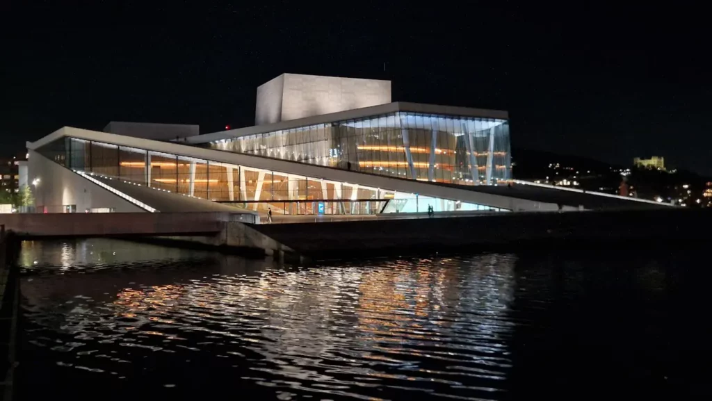 Operaen by night sett fra krysset Langkaia og Operagata