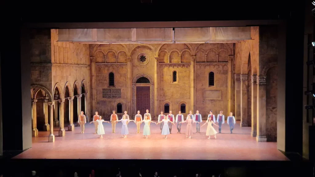 Corps de ballet får applaus etter Romeo og Julie i Operaen
