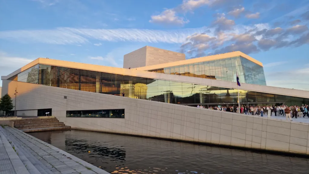 Publikum på vei hjem fra Operaen