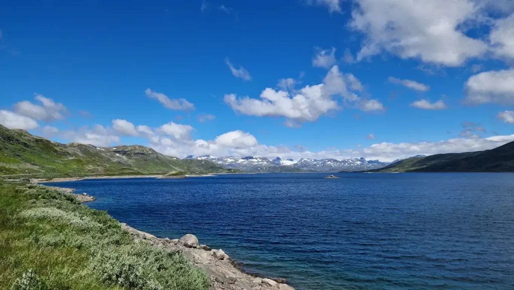 Vannet Tyin ligger sørvest i Jotunheimen