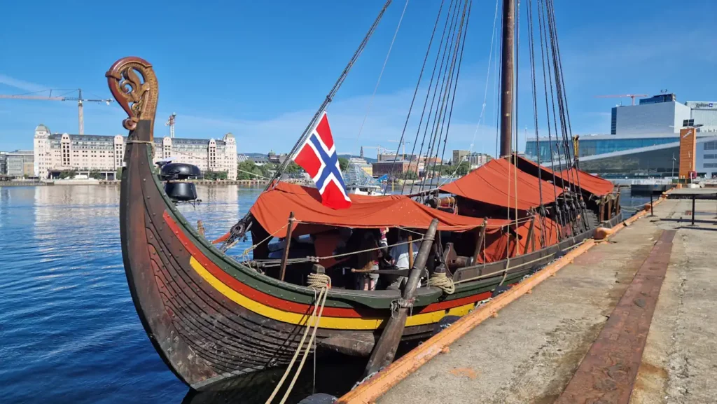 Draken Harald Hårfagre fortøyd ved Sukkerbiten i Oslo