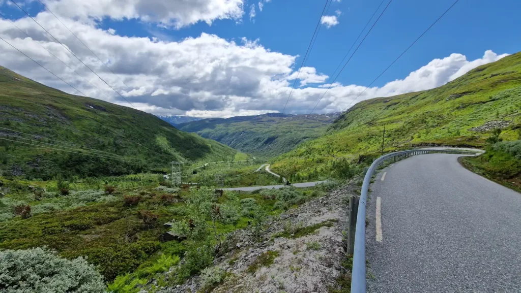 Tindevegen ned mot Øvre Årdal