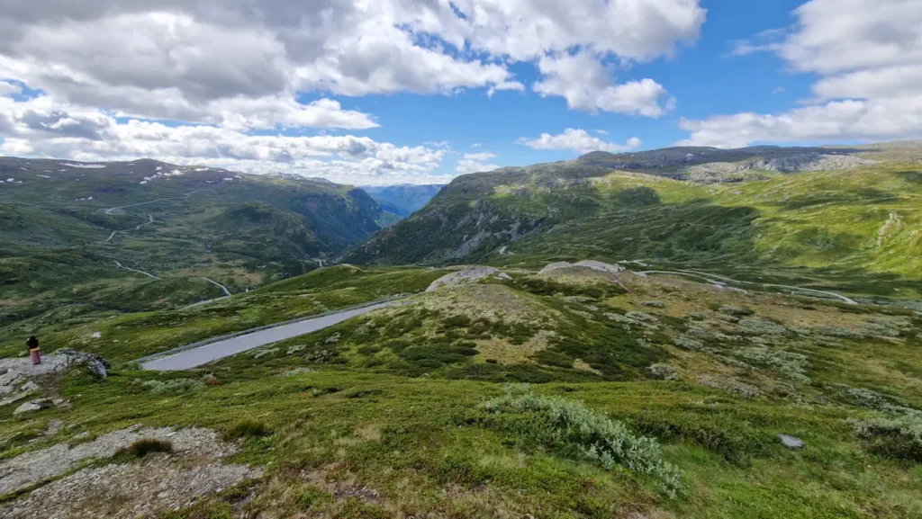 Tindevegen sett fra Oscarshaug ved Sognefjellsvegen