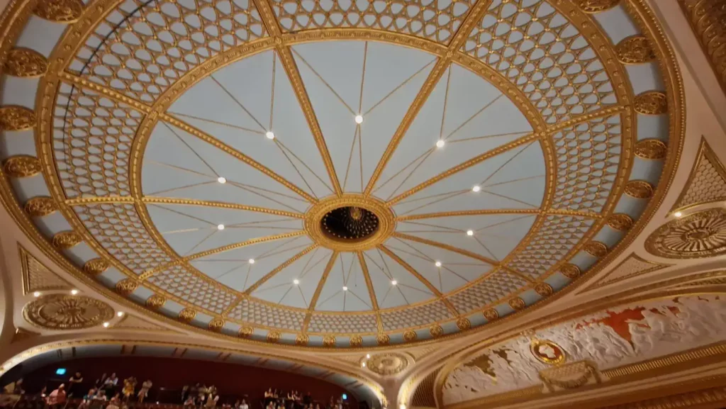 Det nydelige taket i hovedsalen i Royal Opera House